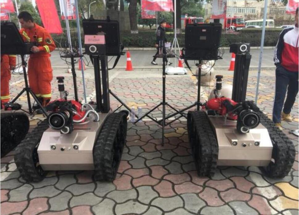 Hi-tech fire fighters in Charge now ! The remote control Robot takes the lead and extinguishes the fire in the(图3)
