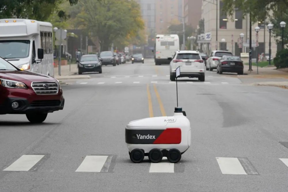 AMR Robots deliver food on the street, will takeaway jobs would be replaced?(图1)