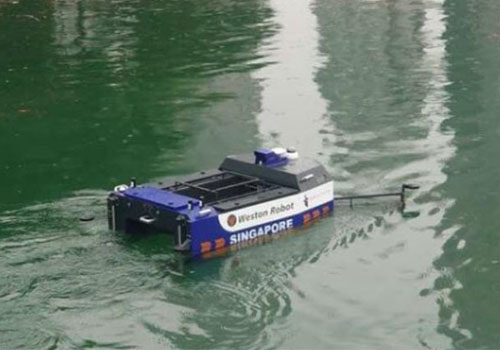 There are also "sweeping robots" on the water?