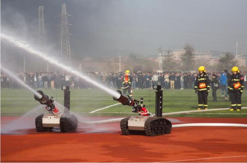 Hi-tech fire fighters in Charge now ! The remote control Robot takes the lead and extinguishes the fire in the(图6)
